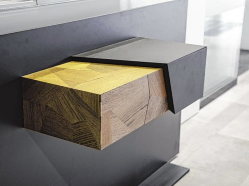 Die Lehrabschlussstücke von fünf jungen Tischlern, einer Tischlerin und vier Tischlereitechnikern werden vor den Vorhang geholt.